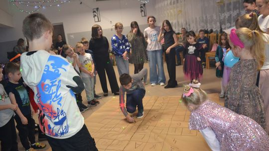 Bal andrzejkowy w Centrum Społeczno - Kulturalnym w Gorzkowie [GALERIA ZDJĘĆ]