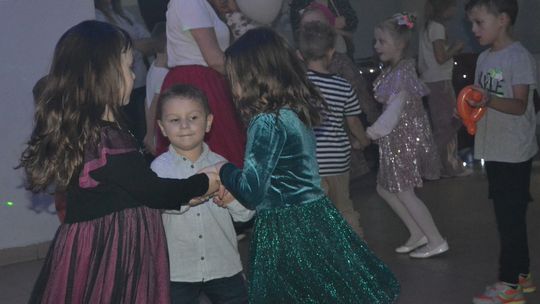 Bal andrzejkowy w Centrum Społeczno - Kulturalnym w Gorzkowie [GALERIA ZDJĘĆ]