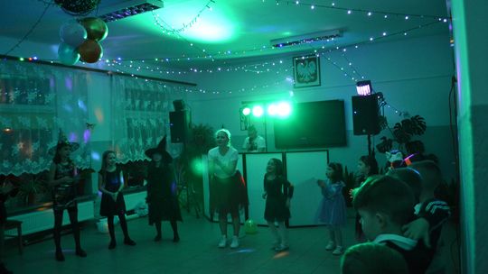 Bal andrzejkowy w Centrum Społeczno - Kulturalnym w Gorzkowie [GALERIA ZDJĘĆ]