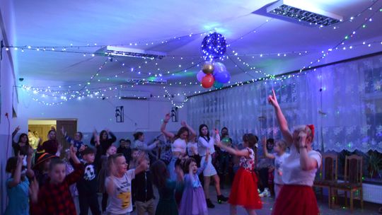 Bal andrzejkowy w Centrum Społeczno - Kulturalnym w Gorzkowie [GALERIA ZDJĘĆ]