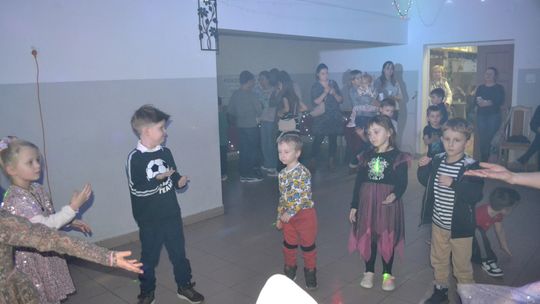 Bal andrzejkowy w Centrum Społeczno - Kulturalnym w Gorzkowie [GALERIA ZDJĘĆ]