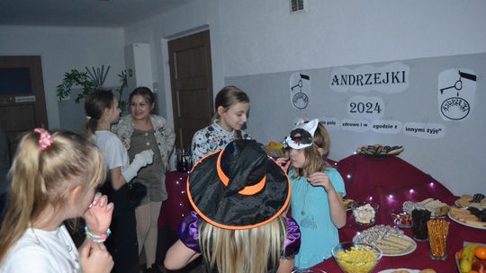 Bal andrzejkowy w Centrum Społeczno - Kulturalnym w Gorzkowie [GALERIA ZDJĘĆ]