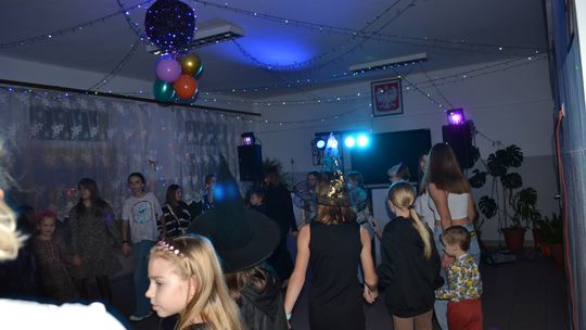 Bal andrzejkowy w Centrum Społeczno - Kulturalnym w Gorzkowie [GALERIA ZDJĘĆ]