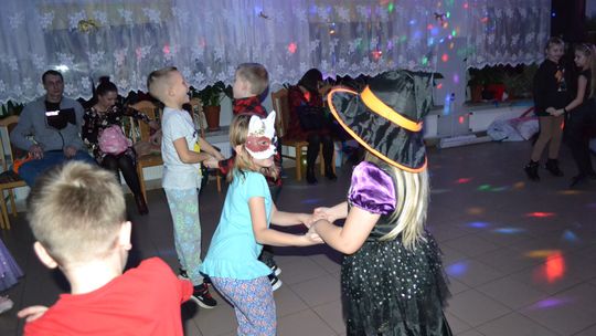 Bal andrzejkowy w Centrum Społeczno - Kulturalnym w Gorzkowie [GALERIA ZDJĘĆ]