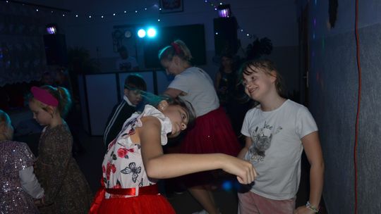 Bal andrzejkowy w Centrum Społeczno - Kulturalnym w Gorzkowie [GALERIA ZDJĘĆ]