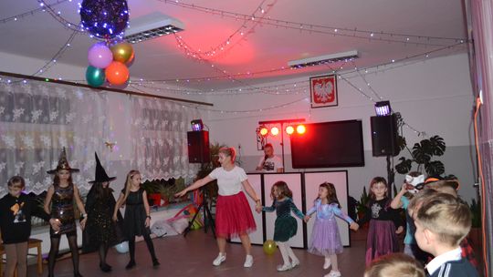 Bal andrzejkowy w Centrum Społeczno - Kulturalnym w Gorzkowie [GALERIA ZDJĘĆ]