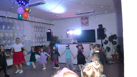 Bal andrzejkowy w Centrum Społeczno - Kulturalnym w Gorzkowie [GALERIA ZDJĘĆ]