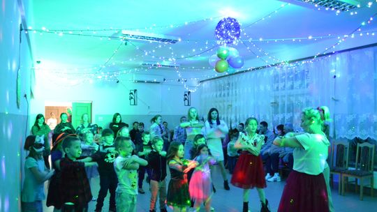 Bal andrzejkowy w Centrum Społeczno - Kulturalnym w Gorzkowie [GALERIA ZDJĘĆ]