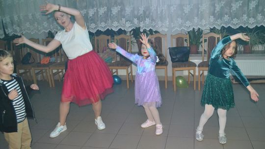 Bal andrzejkowy w Centrum Społeczno - Kulturalnym w Gorzkowie [GALERIA ZDJĘĆ]