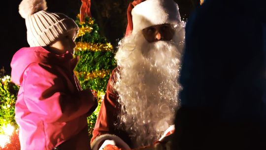 Gm. Siedliszcze. Jarmark świąteczny w Kuliku wieczorową porą... [GALERIA ZDJĘĆ]