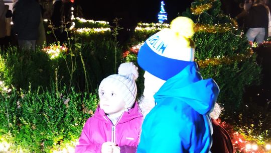 Gm. Siedliszcze. Jarmark świąteczny w Kuliku wieczorową porą... [GALERIA ZDJĘĆ]