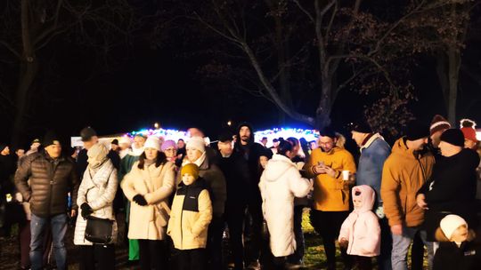 Gm. Siedliszcze. Jarmark świąteczny w Kuliku wieczorową porą... [GALERIA ZDJĘĆ]