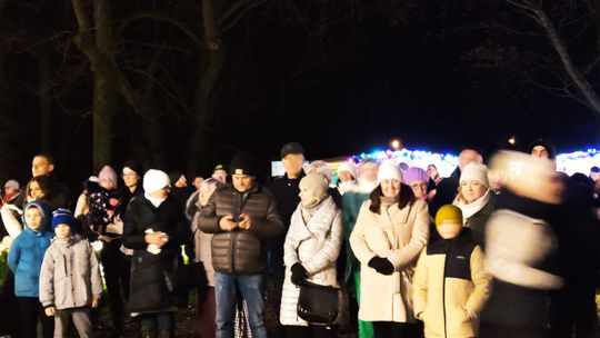 Gm. Siedliszcze. Jarmark świąteczny w Kuliku wieczorową porą... [GALERIA ZDJĘĆ]