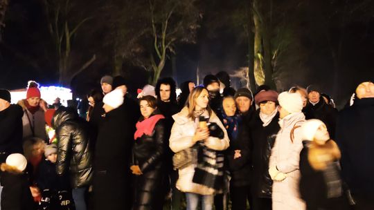 Gm. Siedliszcze. Jarmark świąteczny w Kuliku wieczorową porą... [GALERIA ZDJĘĆ]