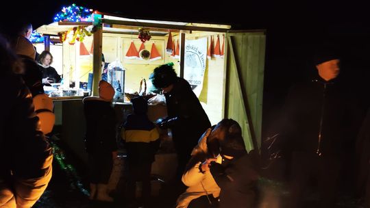 Gm. Siedliszcze. Jarmark świąteczny w Kuliku wieczorową porą... [GALERIA ZDJĘĆ]