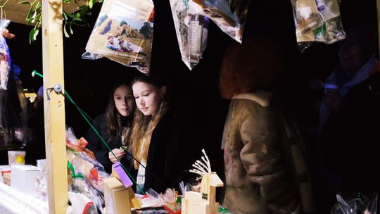 Gm. Siedliszcze. Jarmark świąteczny w Kuliku wieczorową porą... [GALERIA ZDJĘĆ]