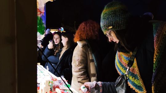 Gm. Siedliszcze. Jarmark świąteczny w Kuliku wieczorową porą... [GALERIA ZDJĘĆ]