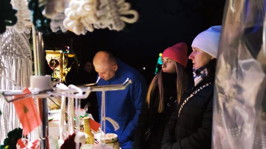 Gm. Siedliszcze. Jarmark świąteczny w Kuliku wieczorową porą... [GALERIA ZDJĘĆ]