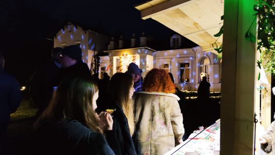 Gm. Siedliszcze. Jarmark świąteczny w Kuliku wieczorową porą... [GALERIA ZDJĘĆ]