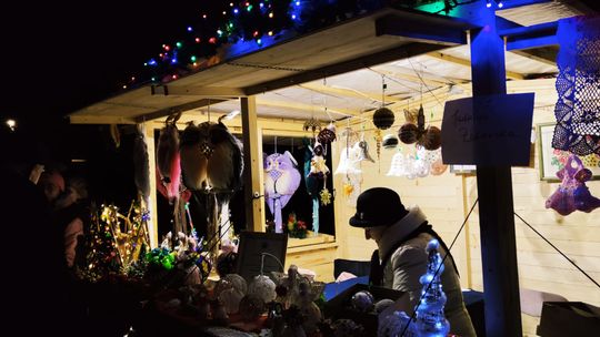 Gm. Siedliszcze. Jarmark świąteczny w Kuliku wieczorową porą... [GALERIA ZDJĘĆ]