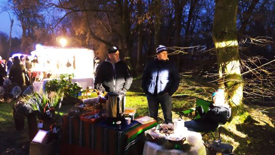Gm. Siedliszcze. Jarmark świąteczny w Kuliku wieczorową porą... [GALERIA ZDJĘĆ]