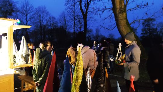 Gm. Siedliszcze. Jarmark świąteczny w Kuliku wieczorową porą... [GALERIA ZDJĘĆ]