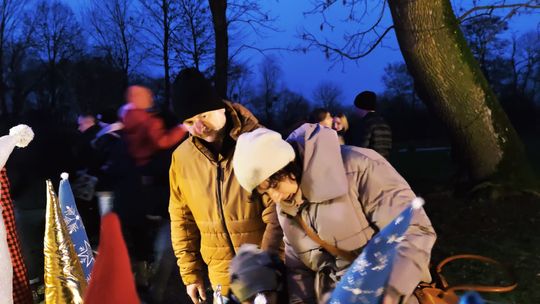 Gm. Siedliszcze. Jarmark świąteczny w Kuliku wieczorową porą... [GALERIA ZDJĘĆ]