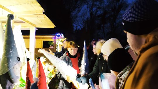 Gm. Siedliszcze. Jarmark świąteczny w Kuliku wieczorową porą... [GALERIA ZDJĘĆ]