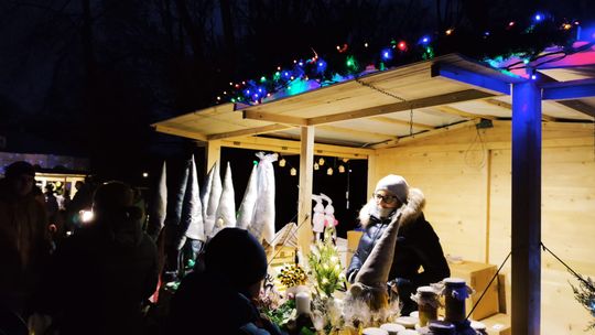 Gm. Siedliszcze. Jarmark świąteczny w Kuliku wieczorową porą... [GALERIA ZDJĘĆ]