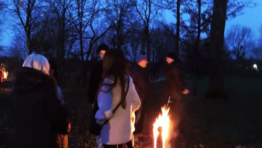 Gm. Siedliszcze. Jarmark świąteczny w Kuliku wieczorową porą... [GALERIA ZDJĘĆ]