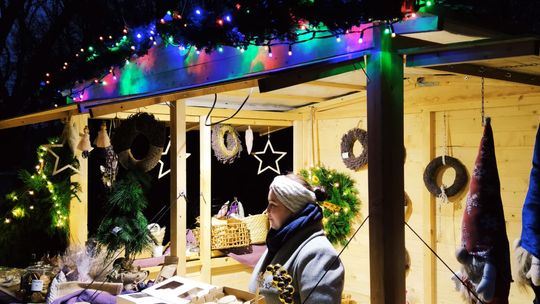 Gm. Siedliszcze. Jarmark świąteczny w Kuliku wieczorową porą... [GALERIA ZDJĘĆ]