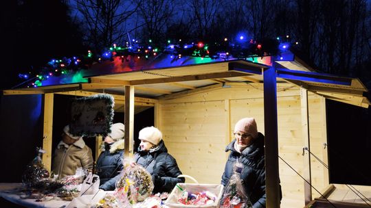 Gm. Siedliszcze. Jarmark świąteczny w Kuliku wieczorową porą... [GALERIA ZDJĘĆ]