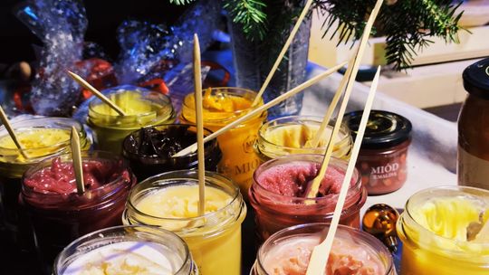 Gm. Siedliszcze. Jarmark świąteczny w Kuliku wieczorową porą... [GALERIA ZDJĘĆ]