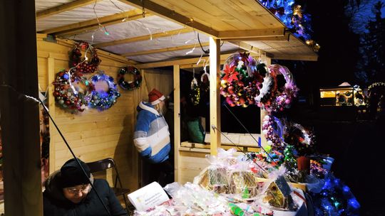 Gm. Siedliszcze. Jarmark świąteczny w Kuliku wieczorową porą... [GALERIA ZDJĘĆ]