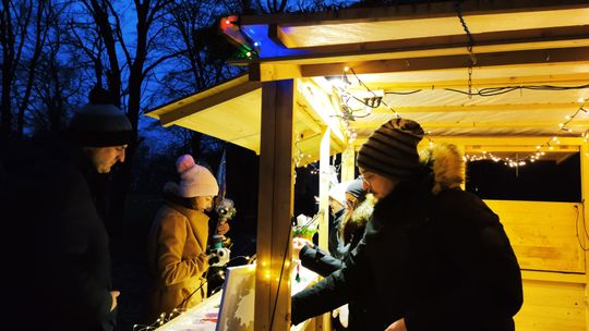 Gm. Siedliszcze. Jarmark świąteczny w Kuliku wieczorową porą... [GALERIA ZDJĘĆ]