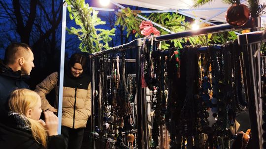 Gm. Siedliszcze. Jarmark świąteczny w Kuliku wieczorową porą... [GALERIA ZDJĘĆ]