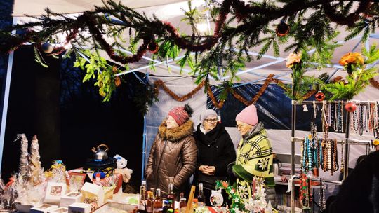 Gm. Siedliszcze. Jarmark świąteczny w Kuliku wieczorową porą... [GALERIA ZDJĘĆ]