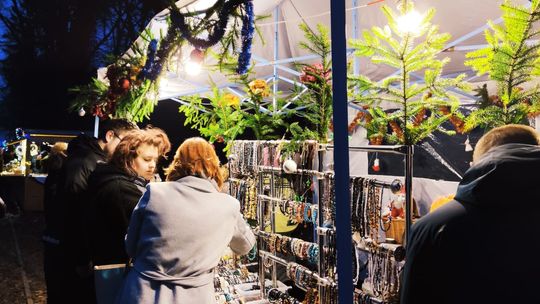 Gm. Siedliszcze. Jarmark świąteczny w Kuliku wieczorową porą... [GALERIA ZDJĘĆ]