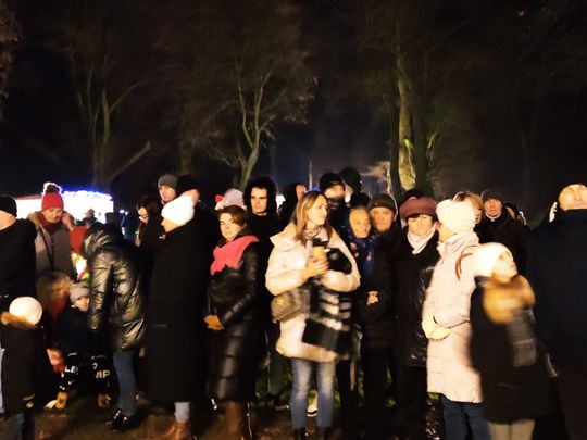 Gm. Siedliszcze. Jarmark świąteczny w Kuliku wieczorową porą... [GALERIA ZDJĘĆ]