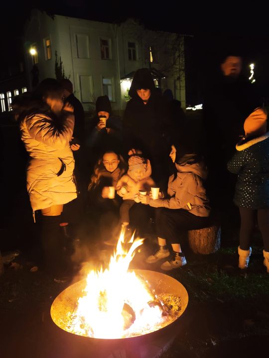 Gm. Siedliszcze. Jarmark świąteczny w Kuliku wieczorową porą... [GALERIA ZDJĘĆ]