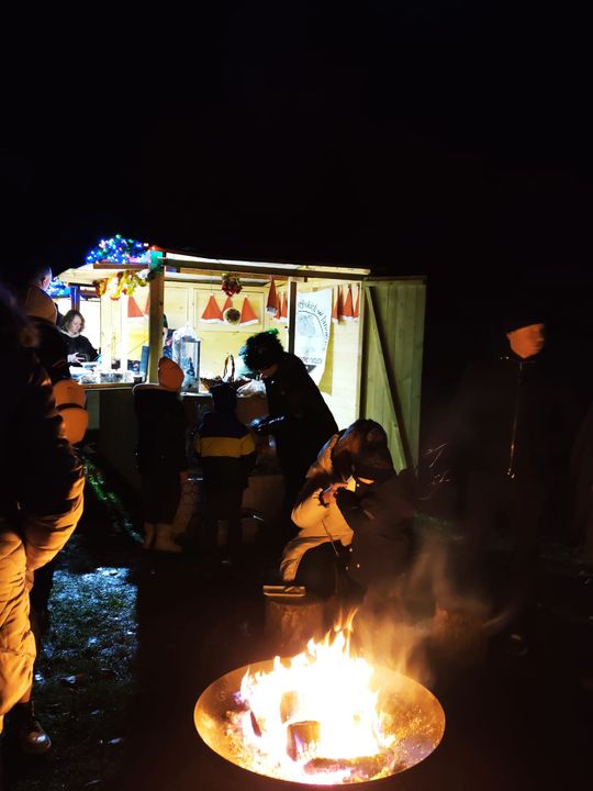 Gm. Siedliszcze. Jarmark świąteczny w Kuliku wieczorową porą... [GALERIA ZDJĘĆ]