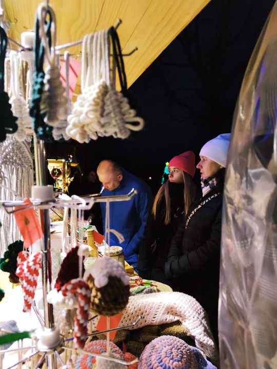 Gm. Siedliszcze. Jarmark świąteczny w Kuliku wieczorową porą... [GALERIA ZDJĘĆ]