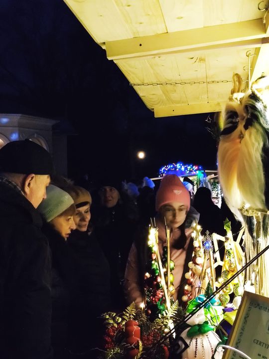 Gm. Siedliszcze. Jarmark świąteczny w Kuliku wieczorową porą... [GALERIA ZDJĘĆ]