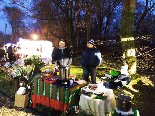 Gm. Siedliszcze. Jarmark świąteczny w Kuliku wieczorową porą... [GALERIA ZDJĘĆ]