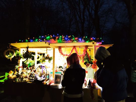 Gm. Siedliszcze. Jarmark świąteczny w Kuliku wieczorową porą... [GALERIA ZDJĘĆ]