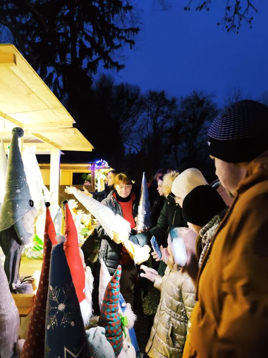 Gm. Siedliszcze. Jarmark świąteczny w Kuliku wieczorową porą... [GALERIA ZDJĘĆ]