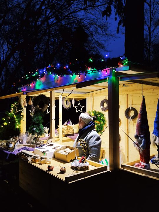 Gm. Siedliszcze. Jarmark świąteczny w Kuliku wieczorową porą... [GALERIA ZDJĘĆ]