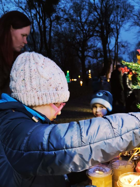Gm. Siedliszcze. Jarmark świąteczny w Kuliku wieczorową porą... [GALERIA ZDJĘĆ]