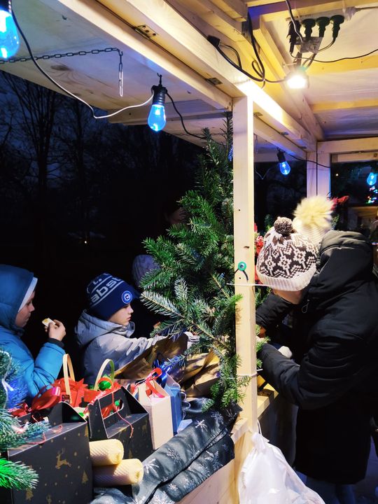 Gm. Siedliszcze. Jarmark świąteczny w Kuliku wieczorową porą... [GALERIA ZDJĘĆ]