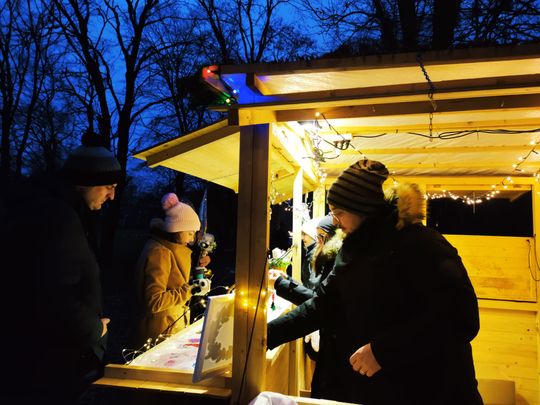 Gm. Siedliszcze. Jarmark świąteczny w Kuliku wieczorową porą... [GALERIA ZDJĘĆ]